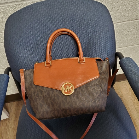 Michael Kors signature  Hudson Satchel - Picture 7 of 16